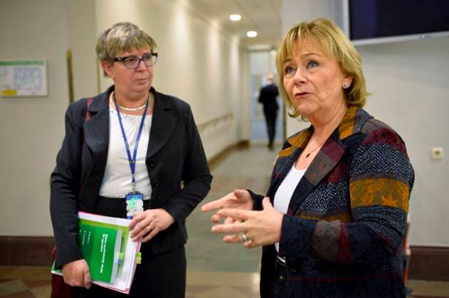 STOCKHOLM 20131218 Utredaren Gunnel Lindberg lämnar över en utredning om stärkt straffrättsligt skydd för egendom till justitieminister Beatrice Ask (M) i Rosenbad. STOCKHOLM Sverige x10060x *** STOCKHOLM 20131218 Investigator Gunnel Lindberg hands over a report on strengthened criminal law protection of property to Minister of Justice Beatrice Ask M in Rosenbad STOCKHOLM Sweden x10060x  Copyright: xHENRIKxMONTGOMERYx xTTx STRAFFRÄTTSLIGT SKYDD MOT EGENDOM