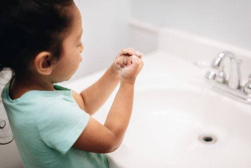 A cute preschool girl practicing good hygiene using the bathroom sink as she washes up *** einer niedlich Vorschule Mädel übe Gute Hygienebereich anhand der Bad versinken als she wäscht Aufwärts 8341264 ,model released, Symbolfoto RECORD DATE NOT STATED