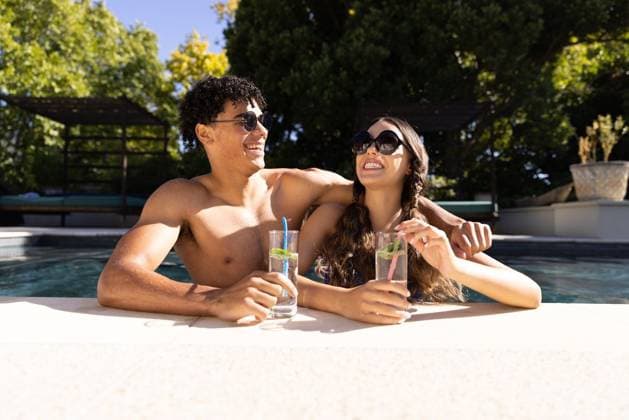 IMAGO Creative, Jahreszeit Sommer, Sonnenschutz Biracial cheerful young couple wearing sunglasses with lemonade standing in swimming pool Biracial cheerful young couple wearing sunglasses with lemonade standing in swimming pool. Copy space, unaltered, love, togetherness, lifestyle, enjoyment, summer and weekend activities., model released, , property released, Cape Town, South Africa, 2023-01-25T22:00:00.000Z, 4045412.jpg, people,biracial,cheerful,young couple,wearing,sunglass,lemonade,standing,swimming pool,copy space,unaltered,love,togetherness,lifestyle,enjoyment,summer,weekend activity,happy,happiness,young,smiling,adult,fun,leisure,person,beautiful,smile,together,portrait,attractive,joy,nature,family,couple,casual,outdoor,swimming,pool,copy,space,weekend,activity Young Adult,Man,Ma