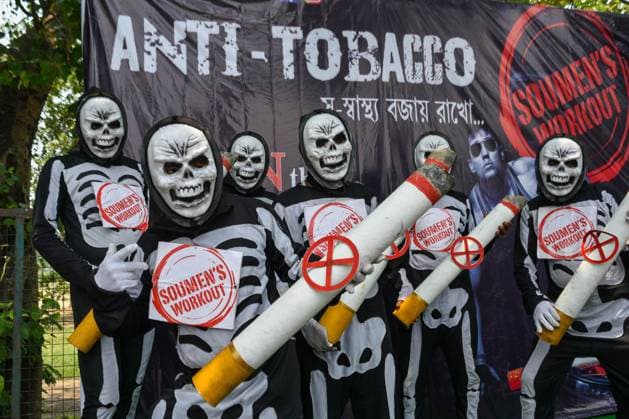 News Bilder des Tages World No Tobacco Day Observation In India. Activist are seen wearing skeleton costume during a rally which was organized to raise awareness towards harmful effect of tobacco during No Tobacco day in Kolkata , India , on 31 may 2023 . Kolkata India  Copyright: xDebarchanxChatterjeex originalFilename: chatterjee-notitle230531_npn6H.jpg