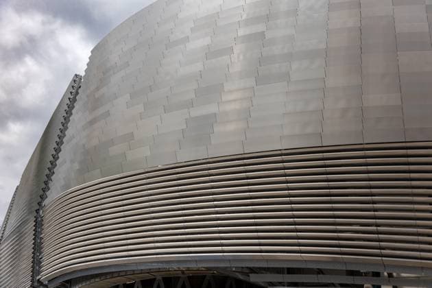 Creative Highlights World Das Estadio Santiago Bernabeu, das Heimatstadion von Real Madrid, befindet sich derzeit in einem beeindruckenden Umbauprojekt. Der Umbau umfasst die Modernisierung der Einrichtungen, den Ausbau der Kapazität und die Integration innovativer Technologien, um den Fans ein noch besseres Stadionerlebnis zu bieten. Der renovierte Bernabeu wird voraussichtlich zu einem architektonischen Juwel mit modernem Design und einer markanten Fassade werden, das Madrids Skyline bereichert und weiterhin ein wichtiges Symbol des spanischen Fußballs bleibt. *** Estadio Santiago Bernabeu, the home stadium of Real Madrid, is currently undergoing an impressive renovation project The renovation includes the modernization of facilities, the expansion of capacity