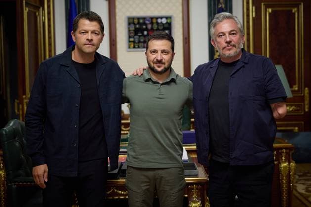 Entertainment Themen der Woche KW22 News Bilder des Tages May 31, 2023, Kiev, Kyiv Oblast, Ukraine: Ukrainian President Volodymyr Zelenskyy, center, poses with American actor Misha Collins, left, and British journalist and photographer Giles Duley, right, at the Mariinsky Palace, May 31, 2023 in Kiev, Ukraine. Collins who was born Dmitri Tippens Krushnic in Kiev, joined the UNITED24 fundraising platform to assist with mine removal. Kiev Ukraine - ZUMAp138 20230531_zaa_p138_025 Copyright: xPoolx UkrainianxPresidentiax