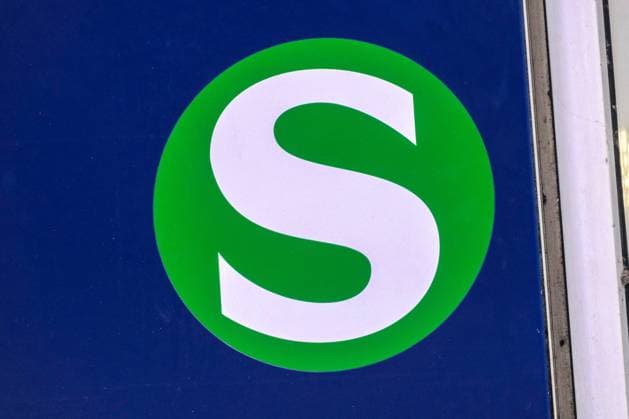 Düsseldorf 31.05.2023 S-Bahn Haltestelle Nahverkehr Fernverkehr ÖPNV DB Deutsche Bahn Tarife Pendler Tickets Ticket Lokführer-Gewerkschaft Lokomotivführerstreik Lokführerstreik Eisenbahn- und Verkehrsgewerkschaft ( EVG ) Tarifkonflikt Lokführerstreik DB Deutsche Bahn Zug GDL Bahnstreik Bundesbahn 49-Euro-Ticket Deutschlandticket Megastreik Superstreik Düsseldorf Nordrhein-Westfalen Deutschland *** Düsseldorf 31 05 2023 S Bahn stop local traffic long-distance traffic ÖPNV DB Deutsche Bahn tariffs commuter home office tickets train driver union locomotive driver strike railroad and transport union EVG collective dispute train driver strike DB Deutsche Bahn train GDL railroad strike federal railroad 49 Euro ticket Germany t