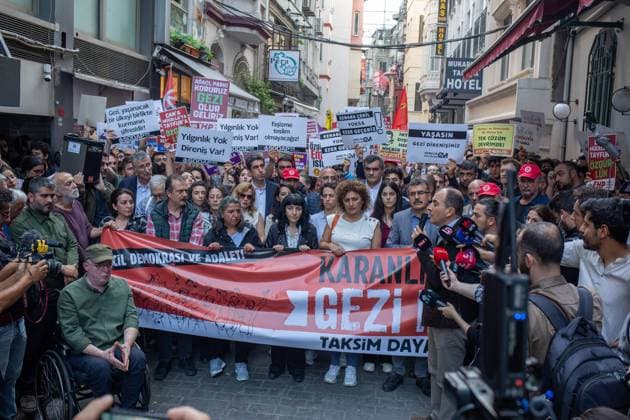 News Themen der Woche KW22 News Bilder des Tages May 31, 2023: On the 10th anniversary of the Taksim Gezi Park protests, various parties and organizations made a press statement upon the call of Taksim Solidarity in Istanbul, Turkey on May 31, 2023. It has been 10 years since the Gezi Resistance, which was organized to protest the construction works of the Artillery Barracks, which AKP wanted to reconstruct in Istanbul Gezi Park, and then spread all over Turkey. - ZUMAi72_ 20230531_znp_i72_005 Copyright: xTolgaxIldunx