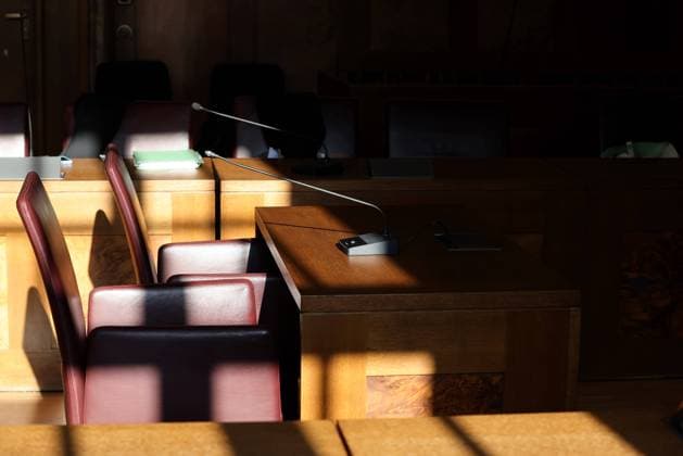 Justiz, Symbolfotos 18.04.2023 Duisburg leerer Saal im Landgericht kurz vor Prozessbeginn , leerer Zeugenstand *** 18 04 2023 Duisburg empty hall in the district court shortly before the start of the trial , empty witness stand