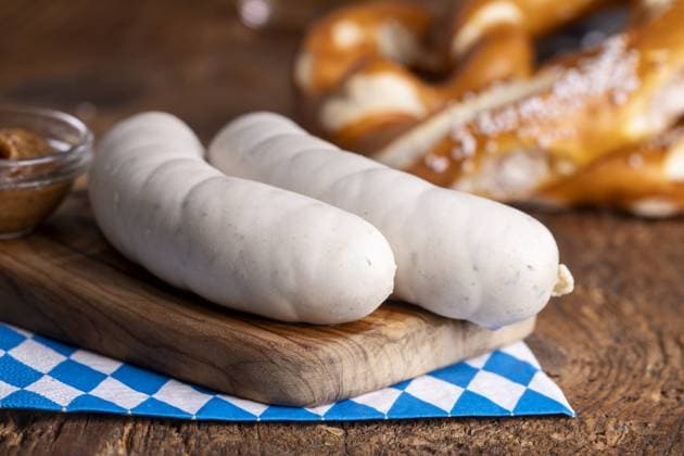 Zwei bayerische Weißwürste auf Holz *** Two Bayerische White sausages at Wood 1035310593