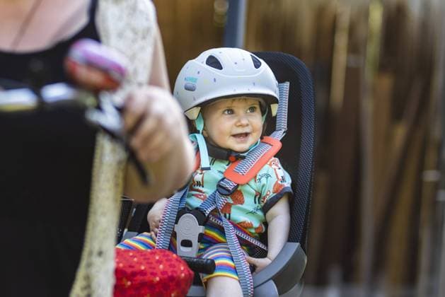 Kleinkind, 11 Monate alt, mit Fahrradhelm. Bonn Deutschland *** toddler, 11 months old, with bicycle helmet Bonn Germany Copyright: xUtexGrabowsky photothek.dex