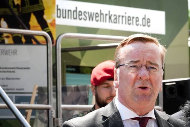 Verteidigungsminister zu Besuch im Bundesamt fuer Personalmanagement der Bundeswehr in Koeln Verteidigungsminister Boris Pistorius im Portrait bei seinem Statement nach dem Besuch im Bundesamt fuer das Personalmangement der Bundeswehr, Koeln, 01.06.2023 Koeln Nordrhein-Westfalen Deutschland *** Minister of Defense visiting the Federal Office of Armed Forces Personnel Management in Cologne Defense Minister Boris Pistorius in portrait during his statement after visiting the Federal Office of Armed Forces Personnel Management, Cologne, 01 06 2023 Cologne North Rhine Westphalia Germany