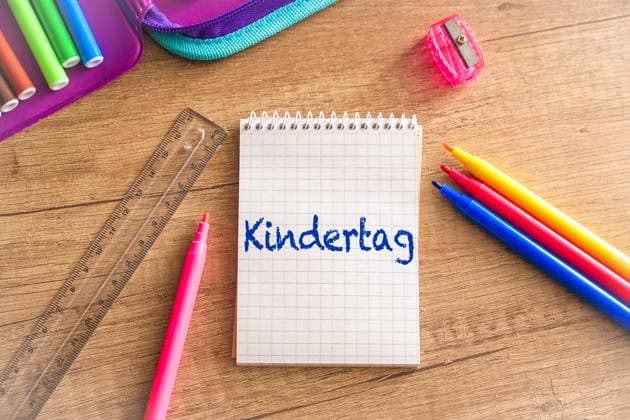 1 June 2023: colorful pens with a notepad with inscription: Children s Day. Symbol image International Children s Day PHOTOMONTAGE *** bunte Stifte mit einem Notizblock mit Aufschrift: Kindertag. Symbolbild Internationaler Kindertag FOTOMONTAGE