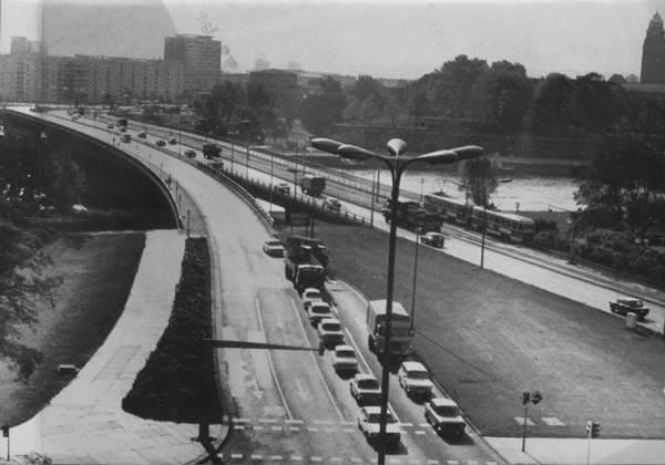 Sachsen, Dresden, DDR historisch, Verkehr, Innenstadt, Autoverkehr, Straßenverkehr Straße, Brücke, Autos, Straßenbahn, Elbquerung, Elbbrücke, Carolabrücke, Dr.-Rudolf-Friedrichs-Brücke (von 1971 bis 1991) Aufnahmedatum: 09.11.1983 Qualitätshinweis: Stempel drückt wegen Wasserschaden durch ! ACHTUNG Aufnahmedatum laut Beschriftung *** Saxony, Dresden, GDR historical, Traffic, Downtown, Car traffic, Road traffic Street, Bridge, Cars, Tramway, Elbe crossing, Elbe bridge, Carola Bridge, Dr Rudolf Friedrichs Bridge from 1971 to 1991 Date of recording 09 11 1983 Quality note Stamp pushes because of Water damage through Attention Date of recording according to Lettering Copyright: xSZ GunterxHübnerx 0000010103173212 ! ACHTUNG Aufnahmedatum laut Beschriftung