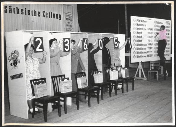 Dresden, DDR historisch, Verlagswesen, Zeitungsverlag, Sächsische Zeitung, Presse, Chronik, Traditionen, Feste, Volksfeste, Heimatfeste, Gewinnspiel 3. Pressefest der Sächsischen Zeitung am 01. 02.09.1956 Aufnahme Anfang September 1956 Ziehung des 2. Hauptgewinns, Losnummer Qualitätshinweis: Foto beschädigt Wasserschaden ! ACHTUNG Aufnahmedatum laut Beschriftung *** Dresden, GDR historical, Publishing, Newspaper Publisher, Saxon Newspaper, Press, Chronicle, Traditions, Celebrations, Folk festivals, Homeland festivals, Sweepstakes 3 Press party the Saxon Newspaper on 01 02 09 1956 Recording Start September 1956 Draw of 2 Main prize, Lot Quality note Photo damaged Water damage Attention Date of recording accordi Copyright: xSZ WernerxMohnx 0000010201201513 ! ACHTUNG Aufnahmedatum laut Beschriftung