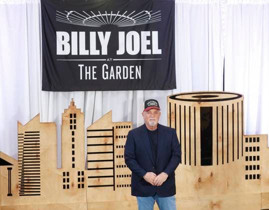 Entertainment Themen der Woche KW22 Entertainment Bilder des Tages Billy Joel stands on a platform after announcing that his monthly concerts at MSG will end next year at Madison Square Garden in New York City on Thursday, June 1, 2023. Joel s historic sold-out monthly residency at The World s Most Famous Arena will conclude in July 2024 with his 150th lifetime performance at the venue.  NYP20230601104 JohnxAngelillo