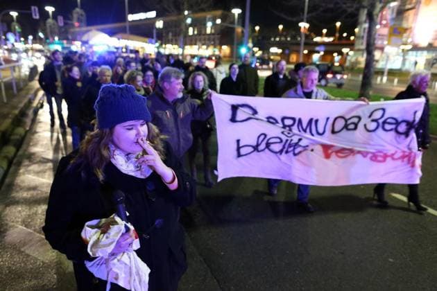 Raucherdemo Demonstration von Nikotinsüchtigen gegen das Rauchverbot in der Gastronomie unter dem Motto: Das Bermudadreieck bleibt verraucht! vom BO-Hauptbahnhof ins Bermudadreieck