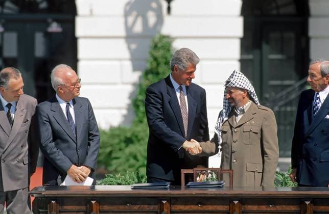 September 13, 1993, Washington, District of Columbia, US: United States President William Jefferson Clinton shakes hands with PLO Chairman Yasser Arafat while United States Secretary of State Warren Christopher (R) and Russian Foreign Minister Andrei Kozyrev and Israeli Prime Minister Yitzhak Rabin (L) look on. The political leaders had gathered on the South Lawn of the White House for the signing of the Middle East Peace Accords between Israel and the PLO. Washington US - ZUMAr142 19930913_zap_r142_016 Copyright: xMarkxReinsteinx