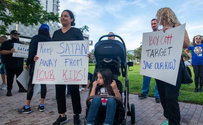 June 1, 2023, Miami, Florida, USA: June 6, 2023, Miami, FL: Jennifer Vazquez, left, protests with her daughter, Melanie Caicedo, at a Midtown Miami Target as part of a boycott of the store s selling pro-LGBTQ merchandise during LGBTQ Pride Month. the Target department store s with Religious, anti-LGBTQ activists protest in front of Miami USA - ZUMAg216 20230601_znp_g216_006 Copyright: xDominicxGwinnx
