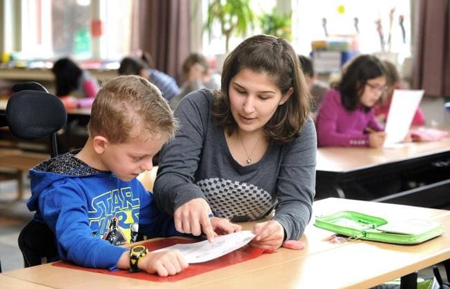 Inklusion an der Grundschule an der Erzbahntrasse Gelsenkirchen *** NUR FÜR REDAKTIONELLE ZWECKE *** EDITORIAL USE ONLY ***<p>Als Vorreiterschule im Bereich Inklusion gilt in Gelsenkirchen die Grundschule an der Erzbahntrasse im Ortsteil Hüllen. 29 der insgesamt 248 Schüler besitzen einen besonderen Förderbedarf. Am Dienstag, dem 04.02.2014, unterstützt Anna Quattroventi, die ein freiwilliges soziales Jahr an der Schule absolviert (FSJ) den achtjährigen Lukas im Unterricht der Klasse 3. Deutschland NRW Gelsenkirchen Copyright: MartinxMöller *** Inclusion to the Primary school to the Erzbahntrasse Gelsenkirchen *** ONLY FOR EDITORIAL PURPOSE *** EDITORIAL USE ONLY *** P as Pioneer School at Area Inclusion applies in Gelsenkirchen the Copyright: MartinxMöller docnrwhugopicture63817324 EDITORIAL USE ONLY