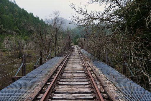 The old abandoned train tracks on bridge near Willits, CA *** der Alte verlassene Zug Gleise am Brücke nahe Willits, Zertifizierungsstelle 5262526