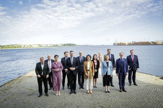 Bilder des Jahres 2023, News June 06 News Themen der Woche KW22 News Bilder des Tages Die Aussenministerinnen und Aussenminister des Ostseerates erscheinen zu einem Familienfoto in Wismar, 02.06.2023. Wismar Deutschland *** The Foreign Ministers of the Council of the Baltic Sea States appear for a family photo in Wismar, 02 06 2023 Wismar Germany. Copyright: xJaninexSchmitz photothek.dex