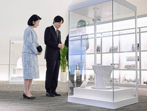 Entertainment Themen der Woche KW22 Entertainment Bilder des Tages Japan crown prince visits toilet museum Japanese Crown Prince Fumihito and Crown Princess Kiko visit a toilet museum operated by major toilet manufacturer Toto Ltd. in the Fukuoka Prefecture city of Kitakyushu, southwestern Japan, on June 2, 2023. (Pool photo)  A14AA0001541517P