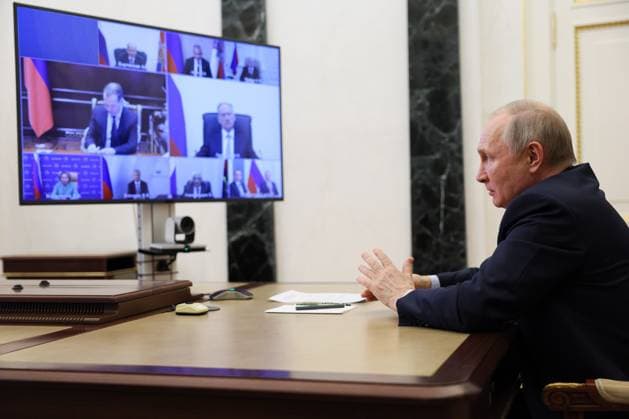 News Themen der Woche KW22 News Bilder des Tages RUSSIA, MOSCOW - JUNE 2, 2023: Russia s President Vladimir Putin is seen in his office in the Kremlin during a videoconference meeting of standing members of the Russian Security Council. Gavriil Grigorov Russian President Press Office TASS  59563612