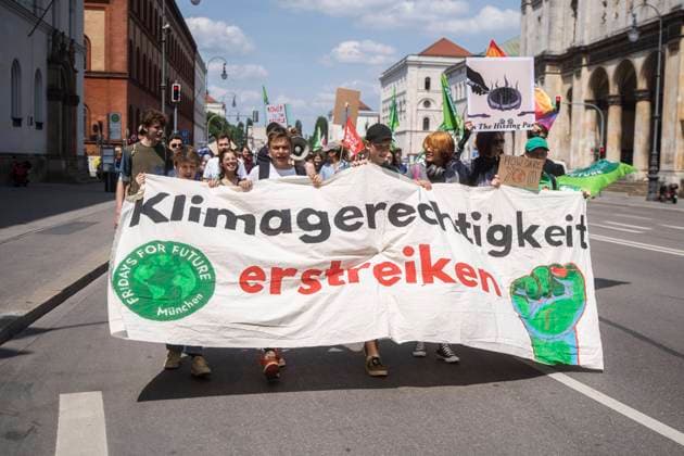 Fridays for Future Demonstration München Teilnehmer*innen mit Banner Klimagerechtigkeit erstreiken . Am 2. Juni 2023 versammelten sich über 100 Teilnehmer*innen, in München, Deutschland, um gemeinsam mit Fridays for Future für Klimagerechtigkeit zu demonstrieren. Das Motto war internationale Solidarität zu zeigen vor allem mit MAPA (Most Affected People and Areas). -- Participants with banner Striving for climate justice . On June 2, 2023, over 100 participants gathered in Munich, Germany, to demonstrate for climate justice together with Fridays for Future. The motto was to show international solidarity especially with MAPA (Most Affected People and Areas). München Bayern Deutschland Copyright: xmufkinnphotosx