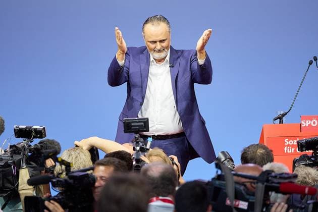 News Themen der Woche KW22 News Bilder des Tages - Linz 03.06.2023 - Heute fand im Design Center ein außerordentlicher SPÖ-Bundesparteitag mit Wahl des SPÖ-Bundesparteivorsitzes und der Spitzenkandidatur bei der nächsten Nationalratswahl statt. Nach Monaten innerparteilicher Querelen um den Vorsitz der Sozialistischen Partei Österreich sollten heute die Weichen endgültig neu gestellt werden. PHOTO: neuer SPÖ Parteivorsitzender wird der mit 53,02% gewählte Landeshauptmann im burgenland Hans Peter Doskozil, hier bei seiner dankesrede zum Abschluss. An extraordinary SPÖ federal party conference took place today in the Design Center, with the election of the SPOe federal party chairmanship and the top candidate for the next National Council election. After months of quarrels within the 