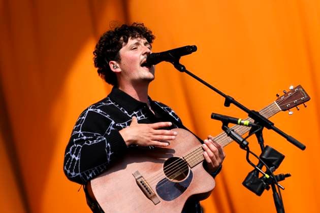 Sänger Vincent Waizenegger von der Indie-Pop-Band Provinz bei ihrem Auftritt bei Rock am Ring (RaR) 2023. Rock am Ring ist ein von Marek Lieberberg gegründetes Musikfestival, das traditionell auf dem Nürburgring in der Nähe der Stadt Adenau in der Eifel stattfindet. Es gilt als das traditionsreichste Rockfestival Deutschlands. Nürburg, 03.06.2023 Deutschland DEU *** Singer Vincent Waizenegger of the indie pop band Provinz performing at Rock am Ring RaR 2023 Rock am Ring is a music festival founded by Marek Lieberberg that traditionally takes place at the Nürburgring near the town of Adenau in the Eifel region It is considered Germanys most traditional rock festival Nürburg, 03 06 2023 Germany DEU Copyright: xChristophxHardtx