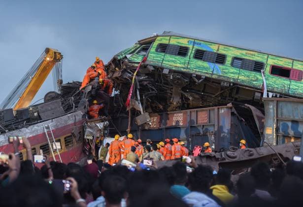Bilder des Jahres 2023, News June 06 News Themen der Woche KW22 (230604) -- BALASORE, June 4, 2023 -- Rescuers work at the site of a train collision in Balasore district of eastern Indian state of Odisha June 3, 2023. The death toll from the collision of two passenger trains in the eastern Indian state of Odisha has risen to 288 with 803 others reportedly injured on Saturday, officials said. The Times of India quoted railway officials as saying that there are 288 victims recorded in the horrific collision, the country s deadliest rail accident in more than 20 years. Injured passengers have been taken to hospitals in Gopalpur, Khantapara, Balasore, Bhadrak and Soro. ) INDIA-ODISHA-BALASORE-TRAIN COLLISION-AFTERMATH JavedxDar 
