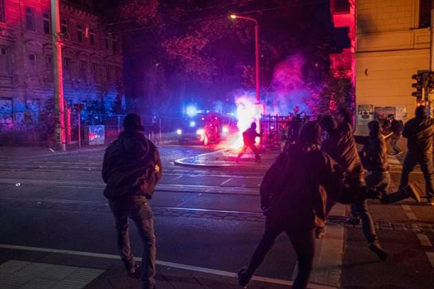News Themen der Woche KW22 03.06.2023, Tag X Leipzig Demos, Leipzig: Anlässlich der gefällten Urteile im sog. Antifa Ost Prozess gingen am Samstag mehrere tausend Menschen in Leipzig auf die Straße. In Connewitz gab es Krawalle, ein Demonstrationsteil der angemeldeten Versammlung wurde über insgesamt 10 Stunden und 37 Minuten eingekesselt. Sachsen Deutschlen Versammlungen Tag X Leipzig-39 *** 03 06 2023, Day X Leipzig demos, Leipzig On the occasion of the verdicts handed down in the so-called Antifa Ost trial, several thousand people took to the streets in Leipzig on Saturday In Connewitz there were riots, a demonstration section of the registered assembly was surrounded for a total of 10 hours and 37 minutes Saxony Deutschlen Assemblies Day X Leipzig 39