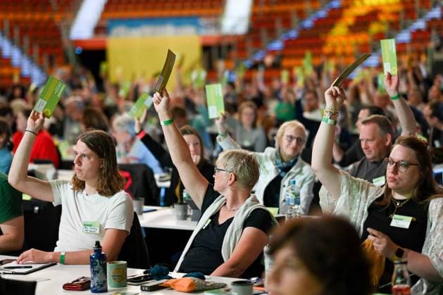 News Themen der Woche KW22 News Bilder des Tages Landesparteitag der Grünen NRW am 04.06.2023 in der Messe und Congress Centerum Halle Münsterland Die 280 Deligierten treffen sich im Messe und Congress Centrum Halle Münsterland zum Landesparteitag. Abstimmung *** State Party Congress of the Greens NRW on 04 06 2023 in the Messe und Congress Centrum Halle Münsterland The 280 delegates meet at the Messe und Congress Centrum Halle Münsterland for the state party congress vote xJFx