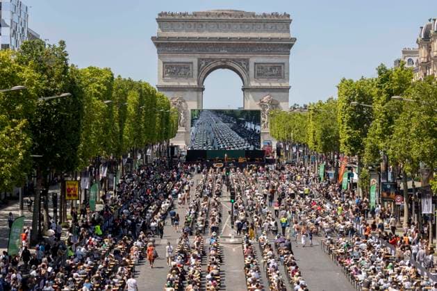 Bilder des Jahres 2023, News June 06 News Themen der Woche KW22 Paris, France June 4, 2023 - Giant dictation on the Champs Elysees. The event will bring together more than 5,000 participants in an attempt to break the world record for the largest dictation DICTEE GEANTE DES CHAMPS ELYSEES, INSOLITE, CULTURE FRANCAISE, ECOLE, EDUCATION, GUINESS WORLD RECORDS, ORTHOGRAPHE, ECRITURE, ILLETTRISME, ARC DE TRIOMPHE, PERSPECTIVE  Copyright: xVincentxIsorex