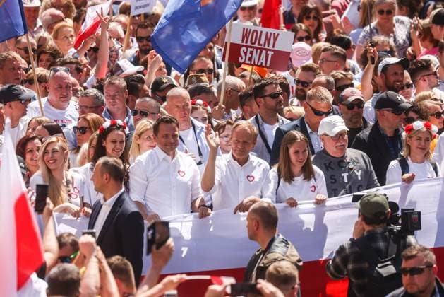 News Themen der Woche KW22 Thousands March In Poland Anti-government Protest Opposition party leader Donald Tusk and Lech Walesa, the former President of Poland and the former leader of the Solidarity movement, attend an anti-government march on the 34th anniversary of Poland s first postwar democratic election. Warsaw, Poland, June 4, 2023. Half a million people were marching, according to organizers. Large crowds also gathered in other Polish cities. Warszawa Poland  Copyright: xBeataxZawrzelx originalFilename: zawrzel-thousand230604_np8KX.jpg