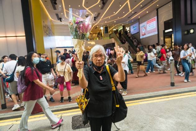 Bilder des Jahres 2023, News June 06 News Themen der Woche KW22 News Bilder des Tages 34th Anniversary Of The 1989 Tiananmen Square Crackdown Hong Kong, China, on June 4, 2023, Alexandra Wong (aka Grandma Wong ) is showing up near Causeway Bay, with red lilies and forming the sign 4 with her left hand. She will be arrested moments after this picture is taken. Hong Kong China  Copyright: xMarcxFernandesx originalFilename: fernandes-june4thr230604_npjCS.jpg
