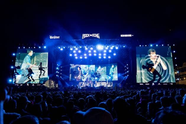 Bilder des Jahres 2023, Entertainment June 06 Entertainment Themen der Woche KW22 Entertainment Bilder des Tages Die Utopia Stage auf dem Fahrerlager bei Nacht mit den Headlinerns Die Toten Hosen - Das 3 Tage Festival ROCK AM RING vom 02. Bis 04. Juni 2023 auf dem Nürburgring in der Eifel ist das traditionsreichste Rockfestival Deutschlands. Bereits über 70.000 Tickets wurden bislang verkauft. 3. Tag, Sonntag - 04.06.2023 Nürburg Nürburgring Rheinland-Pfalz Deutschland *** The Utopia Stage on the paddock at night with the headliners Die Toten Hosen The 3-day festival ROCK AM RING from 02 to 04 June 2023 at the Nürburgring in the Eifel is the most traditional rock festival in Germany Already over 70 000 tickets have been sold so far 3 day, Sunday 04 06 2023 Nürburg Nürburgring Rhineland Palatinate Germany