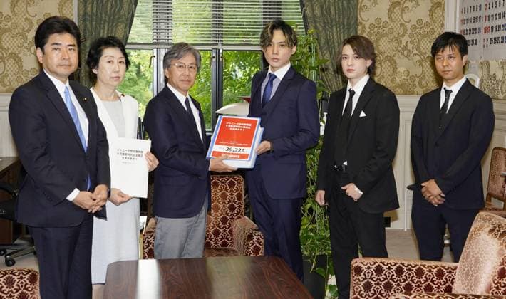 Ex-Johnny s idol, actor Yasushi Hashida Japanese actor Yasushi Hashida (C, R) and two former teen idols give Jun Azumi (C, L), Diet affairs chief of the Constitutional Democratic Party of Japan, a petition with about 40,000 signatures calling for the revision of Japan s child abuse prevention law at the Diet building in Tokyo on June 5, 2023. The former teen idols and alleged sexual abuse victims of the late Japanese boy band mogul Johnny Kitagawa have said they wanted to help victims like themselves.  A14AA0001553327P