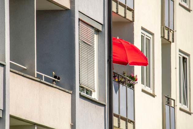 Wohnungen in Giesing, Sonnenschirm auf dem Balkon, München, Juni 2023 Deutschland, München, Juni 2023, Wohnungen mit Balkon in München-Giesing, Sonnenschirm, Symbolfoto Wohnungsmarkt, Mietwohnungen, Mehrfamilienhaus, Wohnen in München, Mehrfamilienhäuser, Gebäude, Stadt, Sommer, Bayern *** Apartments in Giesing, parasol on the balcony, Munich, June 2023 Germany, Munich, June 2023, apartments with balcony in Munich Giesing, parasol, symbol photo housing market, rental apartments, apartment building, living in Munich, apartment buildings, building, city, summer, Bavaria