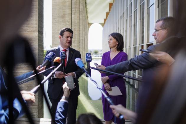 News Themen der Woche KW23 News Bilder des Tages Annalena Baerbock (Buendnis 90 Die Gruenen), Bundesaussenministerin, und Hubertus Heil (SPD), Bundesminister fuer Arbeit und Soziales, aufgenommen in Brasilia, 05.06.2023. Brasilia Brasilien *** Annalena Baerbock Buendnis 90 Die Gruenen , Federal Minister of Foreign Affairs, and Hubertus Heil SPD , Federal Minister of Labor and Social Affairs, photographed in Brasilia, 05 06 2023 Brasilia Brazil Copyright: xKiraxHofmannx