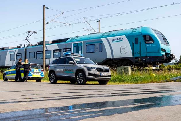 News Themen der Woche KW23 News Bilder des Tages Melle, Deutschland 06. Juni 2023: Ein Einsatzfahrzeug der Eurobahn mit Blaulicht und dem Schriftzug Notdienst bei einem Zugunglück, daneben steht ein Einsatzfahrzeug der Polizei. Im Hintergrund steht ein Zug der Eurobahn. Niedersachsen *** Melle, Germany 06 June 2023 An emergency vehicle of the Eurobahn with blue light and the lettering emergency service at a train accident, next to it is an emergency vehicle of the police In the background is a train of the Eurobahn Lower Saxony Copyright: xFotostandx xReissx