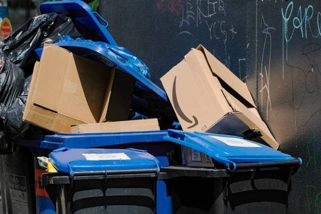 Düsseldorf 05.06.2023 Amazon Prime Retouren Retoure CO2 Online shoppen einkaufen onlineshopping Internetshopping Paketboom Paketbote Onlinehandel Paketsteuer Paketversandsteuer Paketabgabe Amazonsteuer Amazon-Steuer Versandhandel Altpapier Papiermangel blaue Tonne Düsseldorf Nordrhein-Westfalen Deutschland *** Düsseldorf 05 06 2023 Amazon Prime returns returns CO2 online shopping shopping onlineshopping internet shopping parcel boom parcel messenger online trade parcel tax parcel shipping tax parcel levy Amazon tax mail order waste paper paper shortage blue garbage can Düsseldorf North Rhine Westphalia Germany