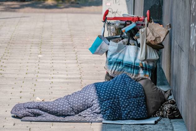 Düsseldorf 05.06.2023 Obdachloser Obdachlose Flaschensammler Leergut Flaschenpfand Hausrat Hartz IV Satz Lebenshaltungskosten Arbeitslosengeld Grundsicherung Sozialleistungen Existenzminimum Regelsatz Wohnungslos Wohnungsloser Wohnungsnot Altersarmut Hausrat Bürgergeld Düsseldorf Nordrhein-Westfalen Deutschland *** Dusseldorf 05 06 2023 homeless person bottle collector empty bottle deposit household Hartz IV rate cost of living unemployment benefit basic income social benefits subsistence minimum standard rate homeless homelessness housing shortage old age poverty household effects citizen money Dusseldorf North Rhine Westphalia Germany