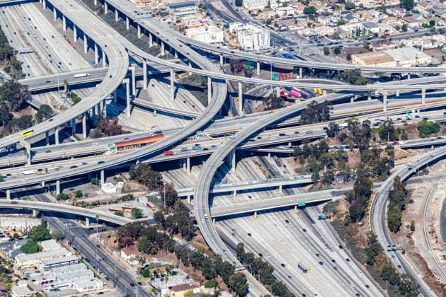 Luftbild Autobahnkreuz Harbor und Century Freeway Verkehr in Los Angeles, USA Los Angeles, USA - 4. November 2022: Luftbild Autobahnkreuz Harbor und Century Freeway Verkehr in Los Angeles, USA. Copyright: xZoonar.com MarkusxMainkax 20131978