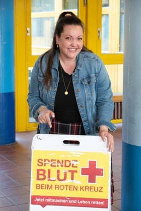 Sarah Victoria SCHALOW, Schauspielerin, die Schauspielerin Sarah Victoria SCHALOW und der Schauspieler Marc DUMITRU aus der RTL-Serie ALLES WAS ZAEHLT, engagieren sich fuer die Blutspende-Kampagne des Deutschen Roten Kreuzes mit der Aktion missingtype zum Weltblutspendetag am 14. Juni 2023, Fototermin am 05.06.2023 im Schulzentrum Pesch in Koeln, *** Sarah Victoria SCHALOW, actress, the actress Sarah Victoria SCHALOW and the actor Marc DUMITRU from the RTL series ALLES WAS ZAEHLT, engage themselves for the blood donation campaign of the German Red Cross with the action missingtype to the world blood donation day on 14 June 2023, photo date on 05 06 2023 in the school center Pesch in Cologne,