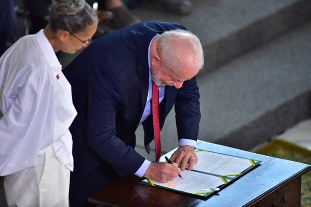 News Themen der Woche KW23 News Bilder des Tages BRASÍLIA, DF - 05.06.2023: LULA DIA MUNDIAL DO MEIO AMBIENTE - Photo, President Lula and Minister Marina Silva during the signing of the Decree. This Monday (5) President Lula participates in a ceremony at the Planalto Palace and signs decrees to combat deforestation on World Environment Day with the presence of Cacique Raoni. x2385023x  TonxMolina