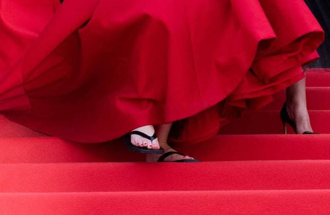 Cannes - Jennifer Lawrence Wears Comfy Flip-Flops Jennifer Lawrence hits the red carpet in a red Dior dress and black flip-flops as arriving for the Anatomie d une Chute premiere as part of the 76th Cannes Film Festival in Cannes, France on May 21, 2023. Photo by Aurore Marechal ABACAPRESS.COM Cannes France  Copyright: xMarechalxAurore ABACAx 854002_004 MarechalxAurore ABACAx 854002_004