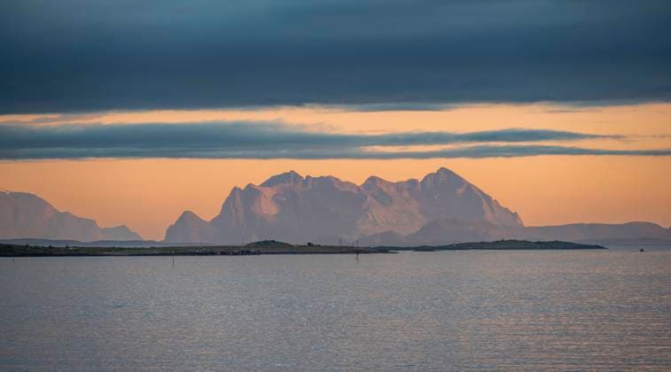  Meer und felsige Berggipfel, bei Sonnenuntergang, Bodø, Nordland, Norwegen, Europa *** Sea and Rocks Mountain top, at Sunset, Bodø, Nordland, Norway, Europe Copyright: imageBROKER/MaraxBrandl ibxmab09316510.jpg