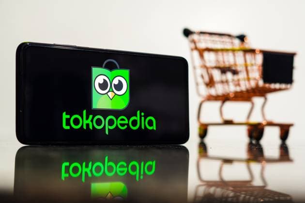 May 8, 2023, Brazil. In this photo illustration, the Tokopedia logo seen displayed on a smartphone along with a shopping cart. May 8, 2023, Brazil. In this photo illustration, the Tokopedia logo seen displayed on a smartphone along with a shopping cart Copyright: xZoonar.com rafapressx 20267949