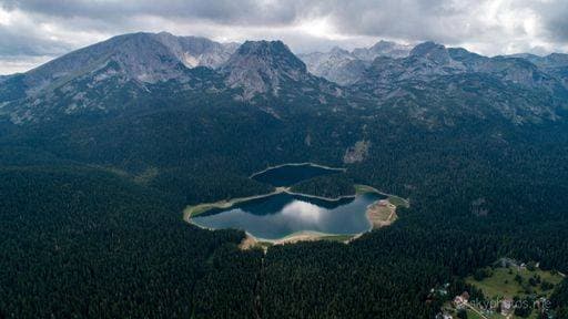 An aerial shot of the Barno Lake in Durmitor, Montenegro surrounded by lush forest *** An&Verkauf aerial erschossen des der Barno See ÊIn Durmitor, Montenegros umgeben indem ueppige Wald 8705832 RECORD DATE NOT STATED