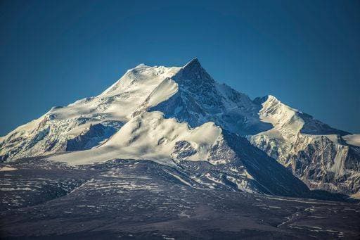 A beautiful shot of the Pekucuo lake and Shishapangma snowy mountains in Xigaze, China *** einer Schönes erschossen des der Pekucuo See und Shishapangma Verschneite Gebirge ÊIn Xigaze, China¡ 8721223 RECORD DATE NOT STATED