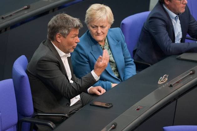 Berlin, Deutschland 24. Mai 2023: 105. Sitzung Deutscher Bundestag Im Bild: v.li.: Dr. Robert Habeck, Bundesminister für Wirtschaft und Klimaschutz (B 90 Die Grünen) im Gespräch Renate Künast (B 90 Die Grünen) Deutscher Bundestag Berlin *** Berlin, Germany 24 May 2023 105 Session German Bundestag In picture from left Dr Robert Habeck, Federal Minister for Economic Affairs and Climate Protection B 90 Die Grünen in conversation Renate Künast B 90 Die Grünen German Bundestag Berlin Copyright: xFotostandx xReuhlx