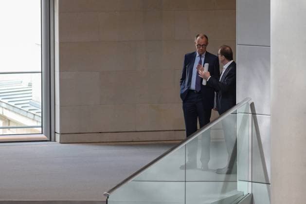 Berlin, Deutschland 24. Mai 2023: 105. Sitzung Deutscher Bundestag Im Bild: Friedrich Merz (CDU) im Gespräch mit Alexander Dobrindt (CSU) Deutscher Bundestag Berlin *** Berlin, Germany 24 May 2023 105 Session German Bundestag Pictured Friedrich Merz CDU talking with Alexander Dobrindt CSU German Bundestag Berlin Copyright: xFotostandx xReuhlx
